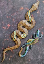 ?️ Wanddeko: Schlange & Eidechse aus Holz – Handbemalt im Ethno-/Aborigine-Stil