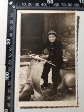 Foto junge auf oldtimer - foto,