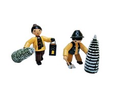 2 Winterkinder mit Christbaum