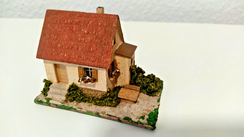 Kleines wohnhaus aus holz - -,