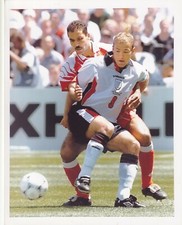 Original Pressefoto England v Tunesien WM Alan Shearer hält Ball 15.6.98