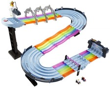 Hot Wheels Mario Kart Rainbow Road Raceway Set mit 2 Fahrzeugen im Maßstab 1:64