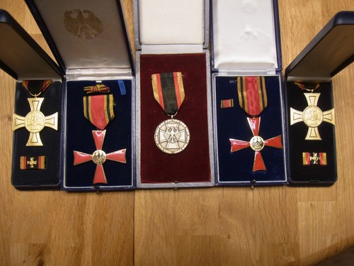 Kreuze und eine medaille - und,