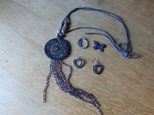 Konvolut  Modeschmuck: Kette, Ohrstecker, Anhänger Messing, Tuchring