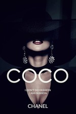 Frau mit schwarzem Hut und