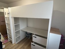 Hochhbett mit Schreibtisch und Schrank