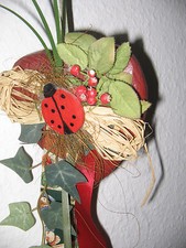 HOLZ- HERZ- DEKO- HERZ- ROT- DEKORIERT- MARIENKÄFER- EFEU und STROH- BÄNDER