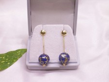 18 KARTAT, 750 GELBGOLD OHRSTECKER, OHRHÄNGER, WELTKUGELN EMAILLIERT