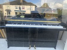 Kompaktes Klavier mit 6