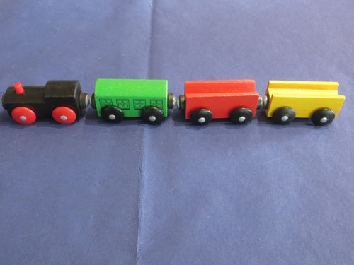 Holzeisenbahn lok mit wagen - lok,