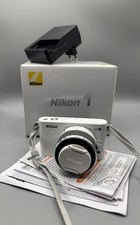 Nikon 1 J1 / Kamera / Weiß / Objektiv 10-30mm 1:3.5-5.6 VR / OVP