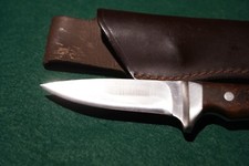 Feststehendes Messer, handgemacht, mit Lederscheide, aus 440 C - Stahl