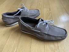 Hellbraune Bootsschuhe Slipper