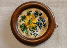 1 Stickbild rund, Blumenmotiv, ca 8 cm Durchmesser
