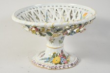 P45R17- Porzellan Durchbruch Fußschale handbemalt mit aufgelegten Blüten
