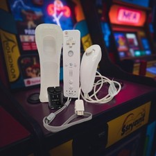 Nintendo Wii Remote Plus Controller Weiß + Nunchuk + Akku + Schutzhülle