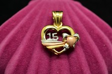 14K Tri Color Gold 15 Jahre Anos Geburtstag Quinceanera herzförmiger Anhänger Charm