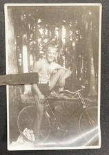 Foto Portrait junger Mann Jugendlich Fahrrad Badehose oben ohne nude gay Bild
