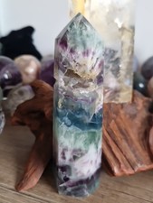 Großer Feder Fluorit Turm mit Druse und Regenbögen 