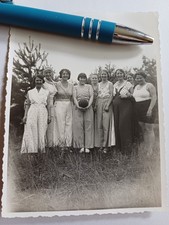 Altes originales s/w Foto, Neun Frauen in der freien Natur 