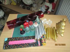 Konvolut an weihnachtlicher Deko: Kerzenhalter, Mini-Kerzen, Pyramidenkerzen