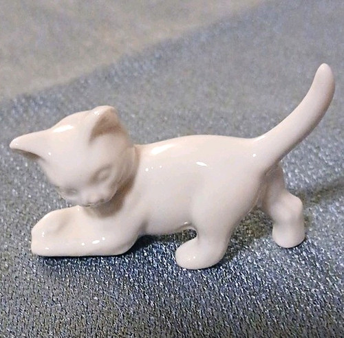 Porzellan figur katze liegend - figur,