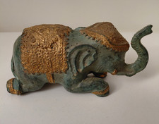 Elefant liegend aus Metall, grün und goldfarben, ca. 13 x 6 cm