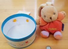 Kaloo Stofftier - Hase - in roter Hose - mit runder Schachtel