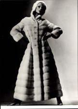 Foto Mode, Dame im Abendmantel