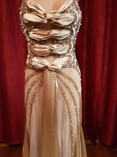 Goldenes kleid mit - kleid, schleppe