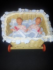 Alter kleiner Korb/Stubenwagen/Zwillingswagen mit 2 Biegepuppen + Fläschchen  