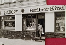 Mann verläßt Kneipe Gaststätte Rixdorf Berliner Kindl Brathähnchen Werbung Foto 