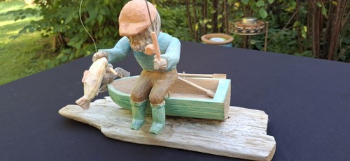Geschnitzte holz figur angler - geschnitzte,