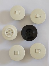 Alte Unterputz-Schalter und Steckdosen