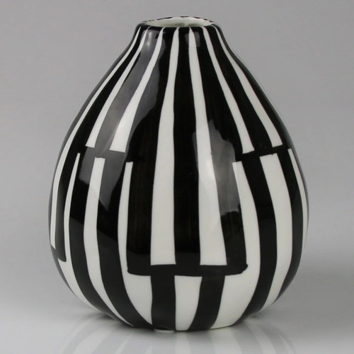 Keramikvase mit geometrischem