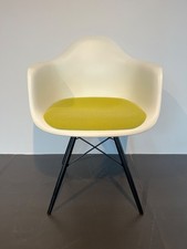 vitra Eames Plastic Armchair