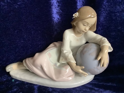 Figur liegendes mädchen die - figur,