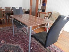 Tisch mit zwei passenden  Stühlen