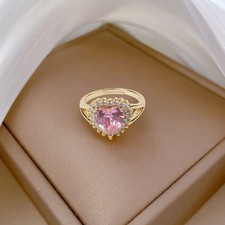 Exquisiter rosa Ring mit