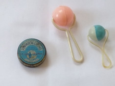 2x Rassel für Babypuppe vermutlich Celluloid und Penaten Creme Dose
