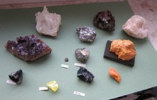 Mineralien Bergkristall, Amethyst, Nickelerz, Schwefel, Pyrit usw.