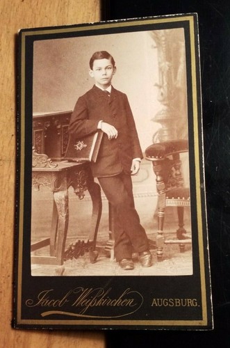 Junge mit fotoalbum - mit, arm