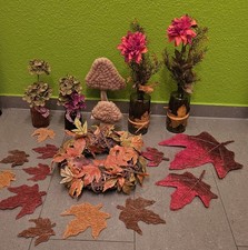 Hübsche Herbst Deko, Reisigkranz, Holzbäume, farbige Glasvasen, Kunstblumen,..