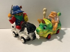 Bullyland Wild Racers 2 x Figur Fahrzeug Aufziehmotor: Dino Car + Mustang Joe