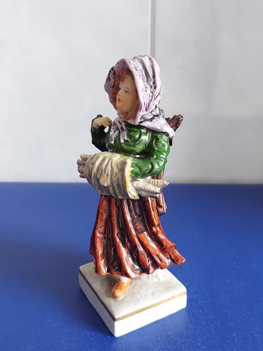 Sitzendorf-~Porzellanfigur