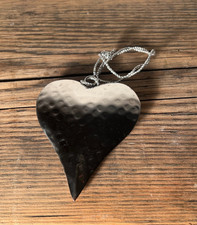 Herz, Metall, glänzend, Oberfläche gehämmert, mit Öse zum Hängen, klein