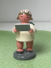 Alter Engel mit Liedblatt