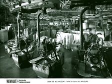 Altes Pressefoto Renault Auto PKW Motorenprüfstand 