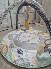 Fisher-Price Snugamonkey Go Bananen Fitnessstudio, Affen-Thema Kleinkind Spielmatte