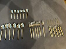 Besteck mit goldfarbenem Griff